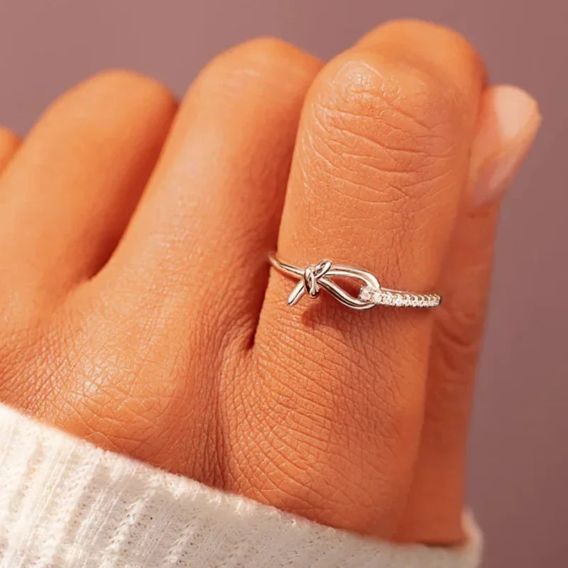 New Silver Ladies' Elegant and Glossy Evening Dress, Banquet Light Luxury Style, Jewelry Knot Design, Jewelry Simple Ring