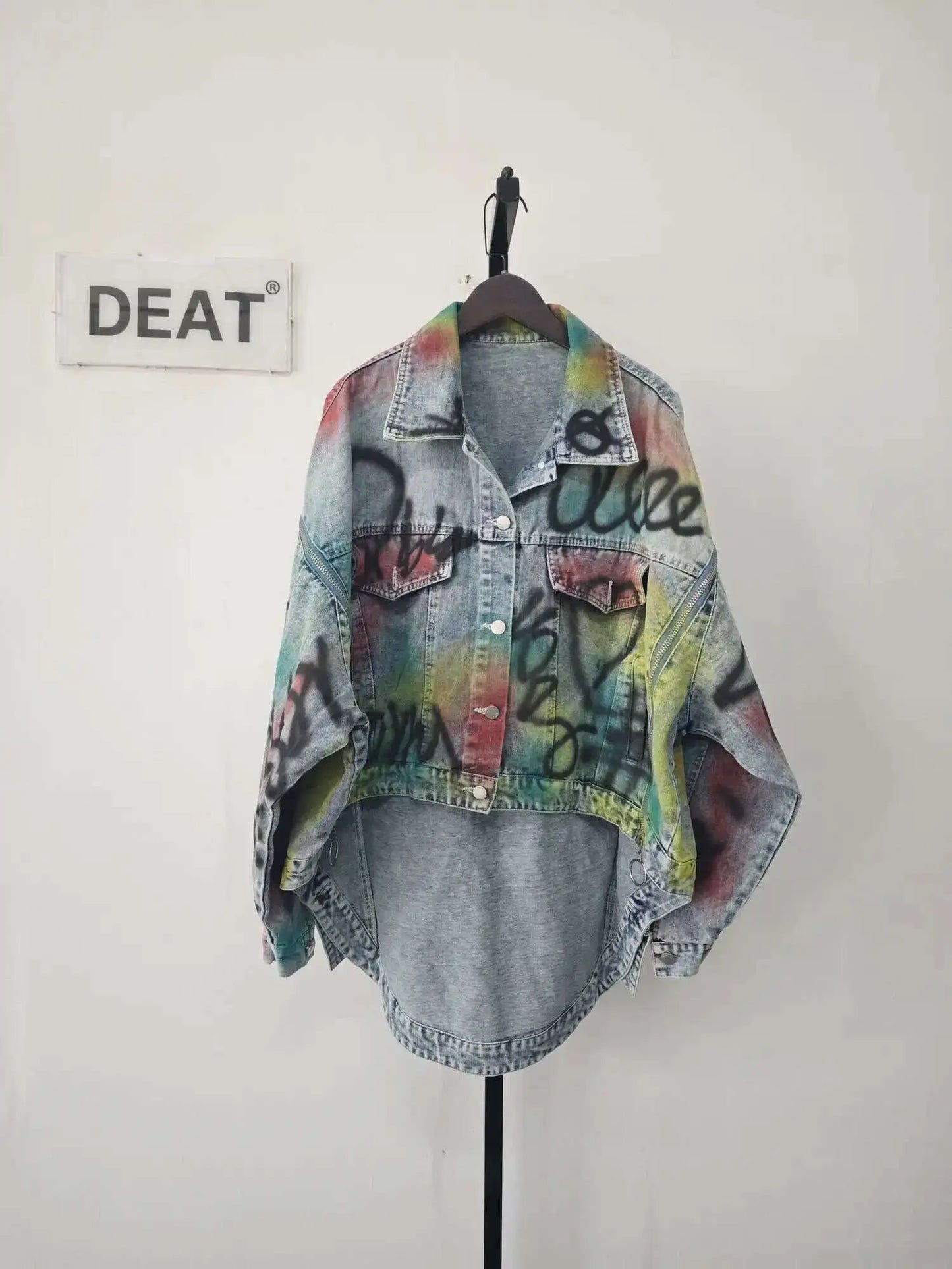 DEAT Women Denim Coat Loose Patchwork Zippers Letters Graffiti Contrast Color Irregular Jackets 2024 Summer New Fashion 33A1421