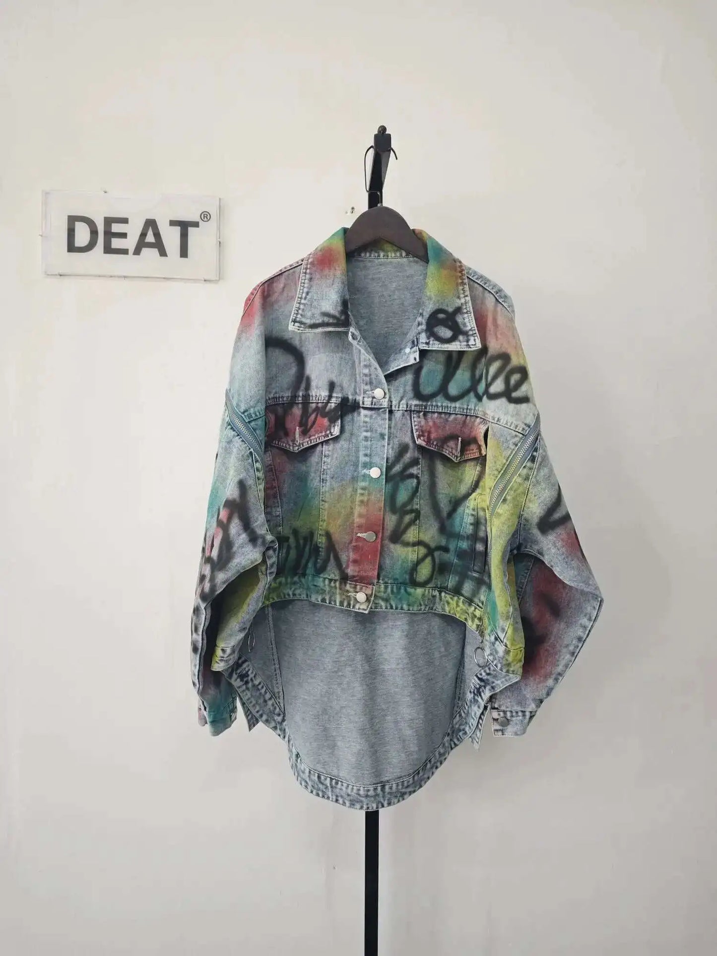 DEAT Women Denim Coat Loose Patchwork Zippers Letters Graffiti Contrast Color Irregular Jackets 2024 Summer New Fashion 33A1421