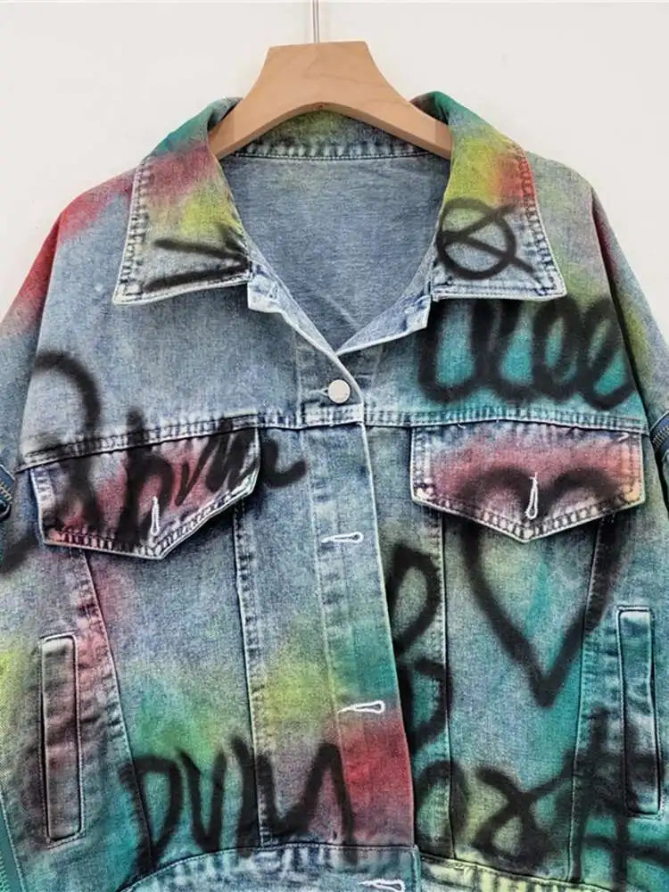 DEAT Women Denim Coat Loose Patchwork Zippers Letters Graffiti Contrast Color Irregular Jackets 2024 Summer New Fashion 33A1421