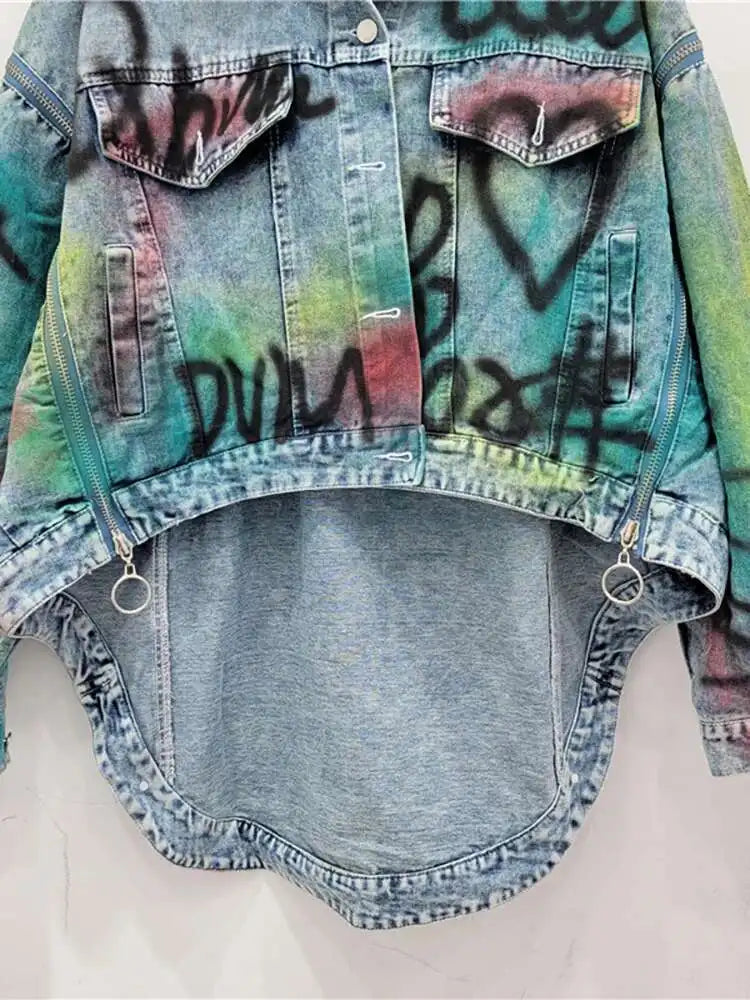 DEAT Women Denim Coat Loose Patchwork Zippers Letters Graffiti Contrast Color Irregular Jackets 2024 Summer New Fashion 33A1421