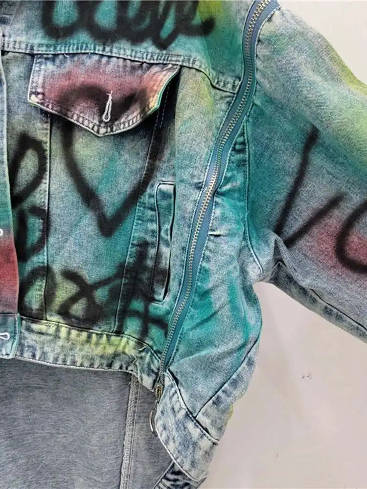 DEAT Women Denim Coat Loose Patchwork Zippers Letters Graffiti Contrast Color Irregular Jackets 2024 Summer New Fashion 33A1421