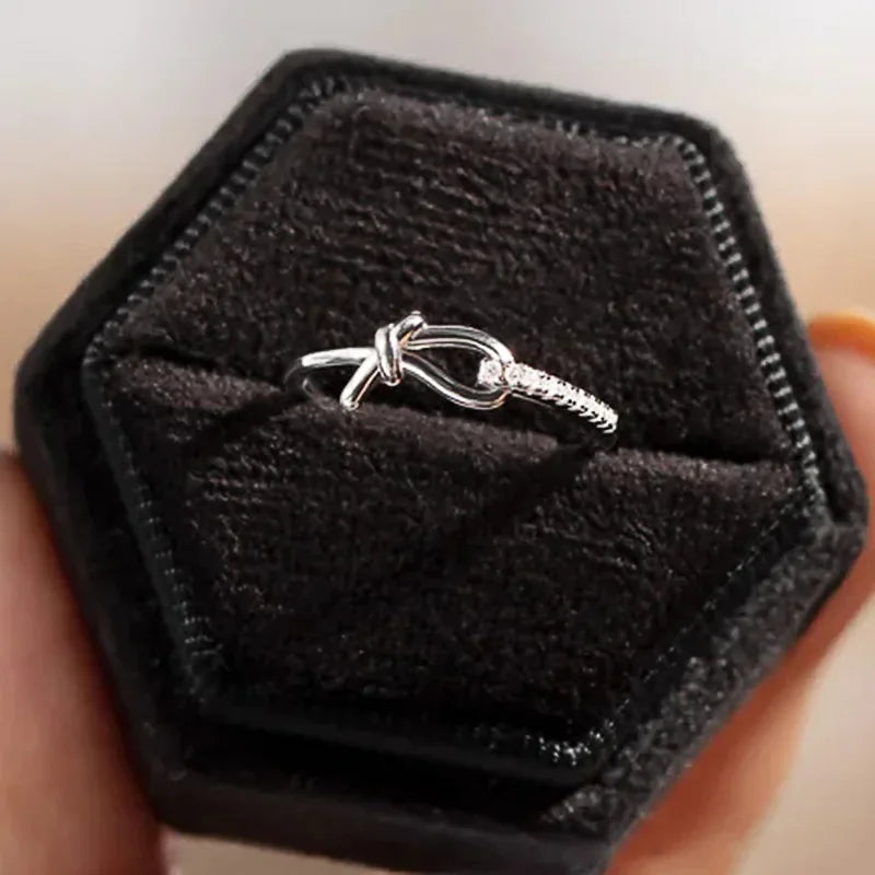New Silver Ladies' Elegant and Glossy Evening Dress, Banquet Light Luxury Style, Jewelry Knot Design, Jewelry Simple Ring