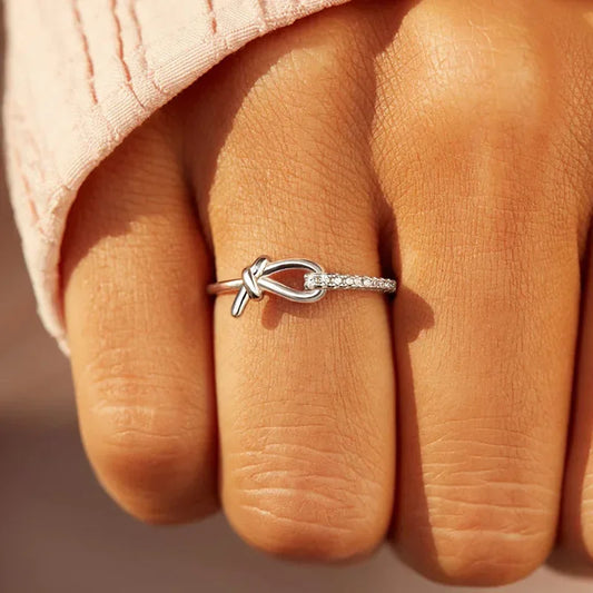 New Silver Ladies' Elegant and Glossy Evening Dress, Banquet Light Luxury Style, Jewelry Knot Design, Jewelry Simple Ring
